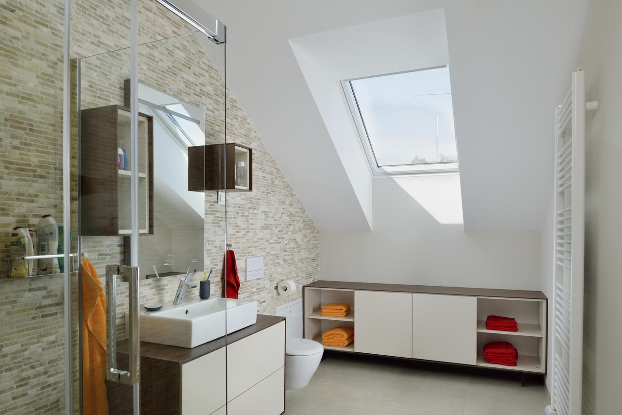 Дизайн интерьера ванной комнаты на мансардном этаже: фото #0092 Дизайн интерьера ванной комнаты на мансарде 100+ фото