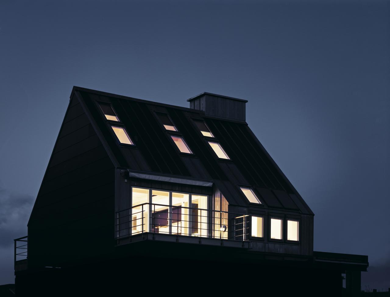 Мансардний двосхилий дах з вікнами: фото #0037 Фото мансардних будинків зовні