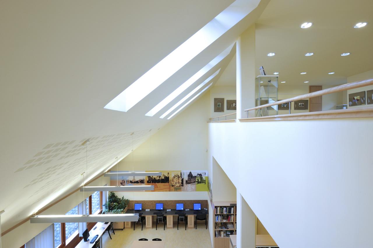  Библиотека на мансардном этаже: решение для коттеджа или дачного дома?